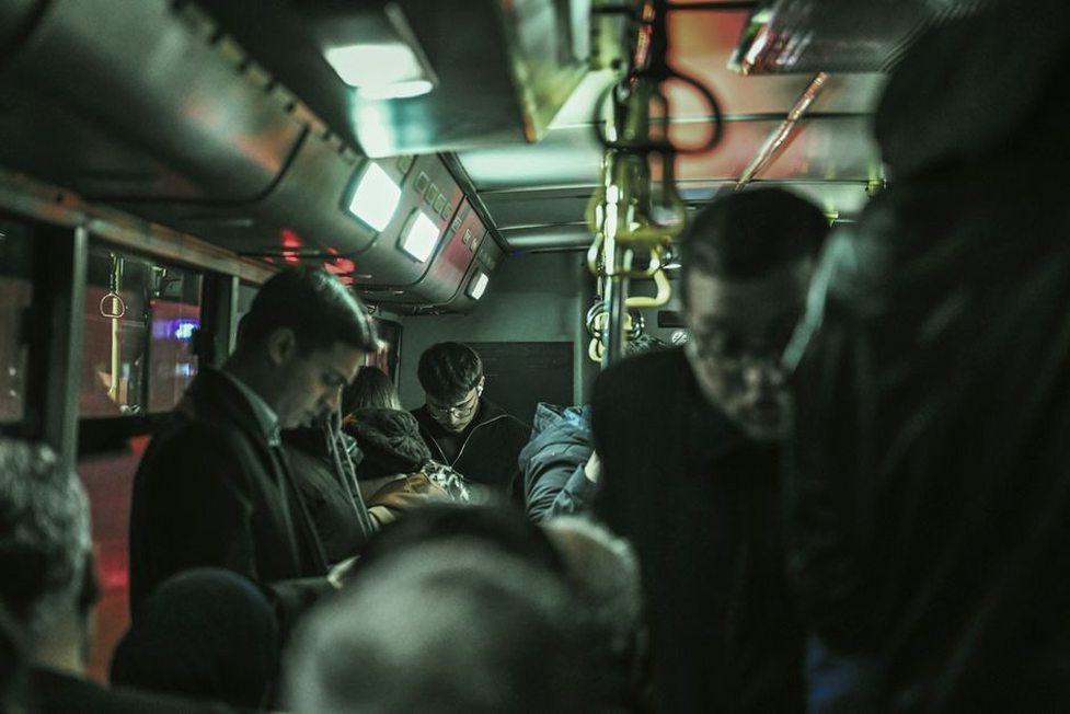Passagers montant dans un bus de nuit à Lyon