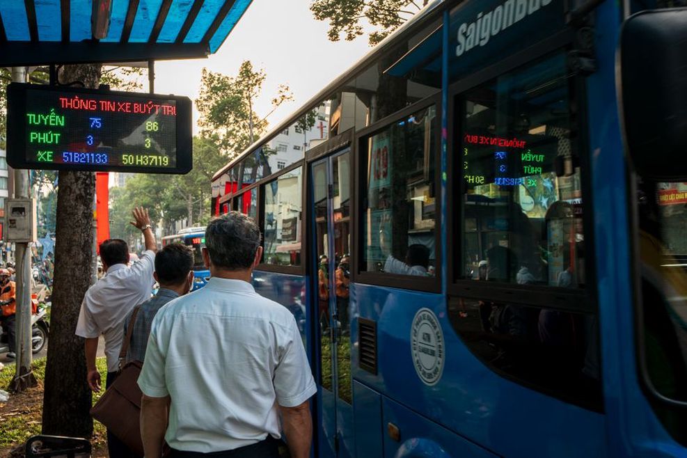 Horaires de bus affichés à un arrêt de bus à Lyon