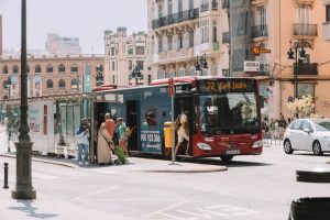 Read more about the article Les bus hybrides : une avancée écologique dans nos villes