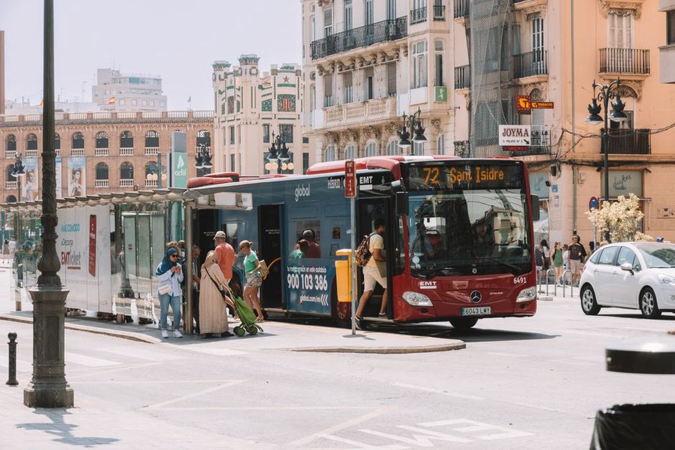 Read more about the article Les bus hybrides : une avancée écologique dans nos villes