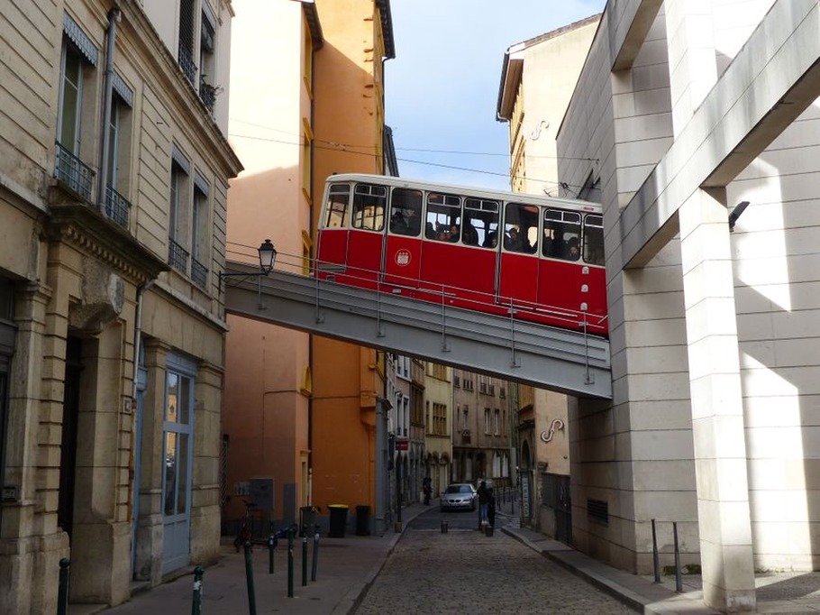 Intérieur moderne d'un bus Urbanway à Lyon