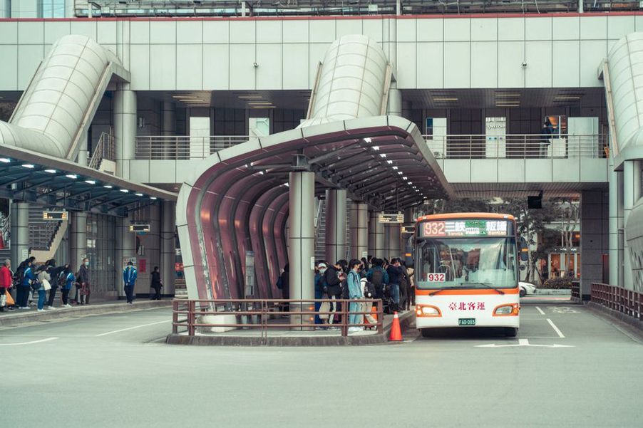 Un bus BHNS moderne sur une voie réservée à Lyon