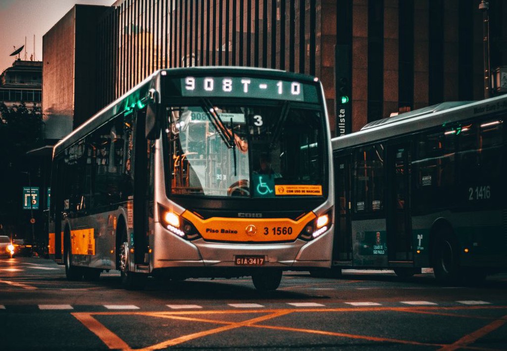 Read more about the article Les Autobus Heuliez GX : Un Pilier du Transport Lyonnais
