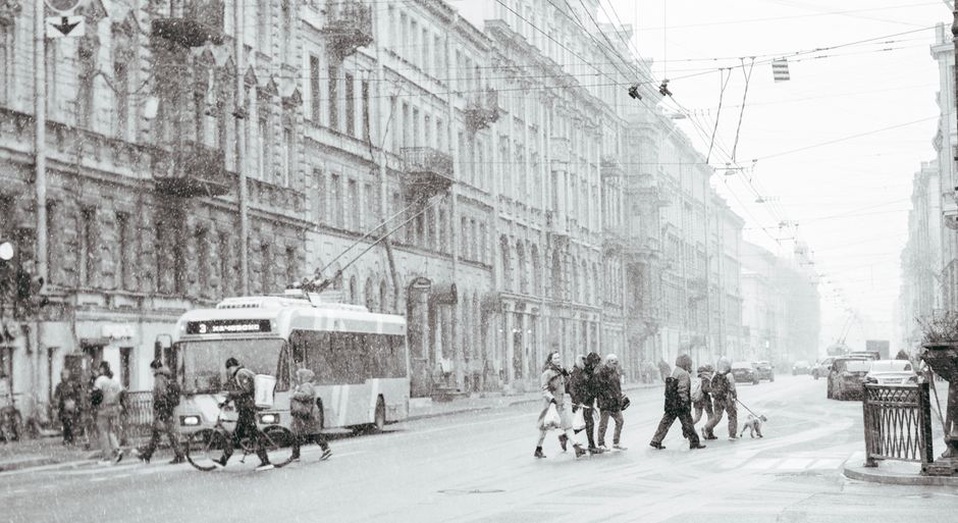 Trolleybus moderne circulant en ville