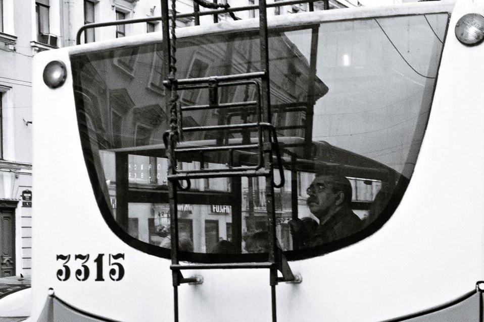 Trolleybus moderne dans une rue de Lyon