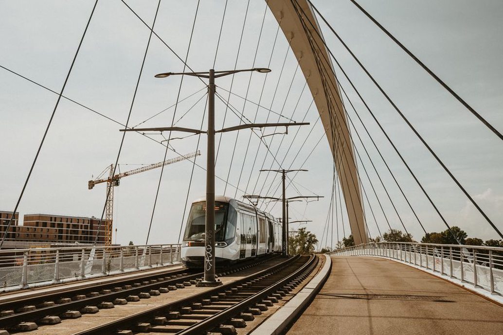 Tramway moderne circulant dans les rues de Lyon