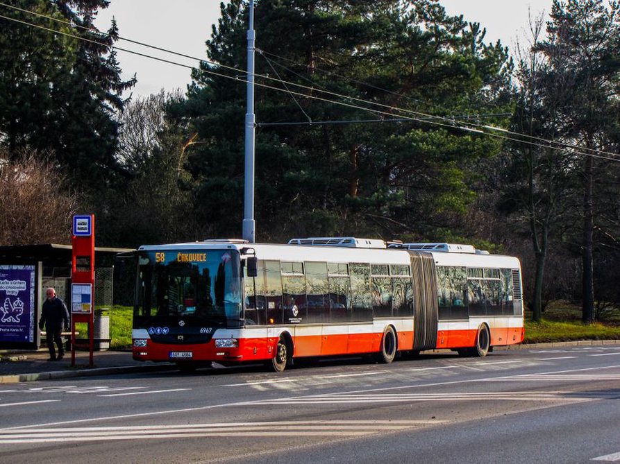 bus articulé en site propre avec signalisation prioritaire aux feux