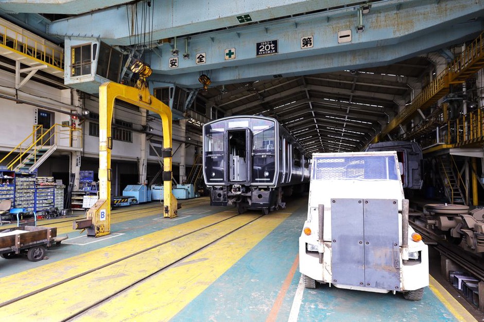 Maintenance d’un autobus articulé dans un atelier de dépôt