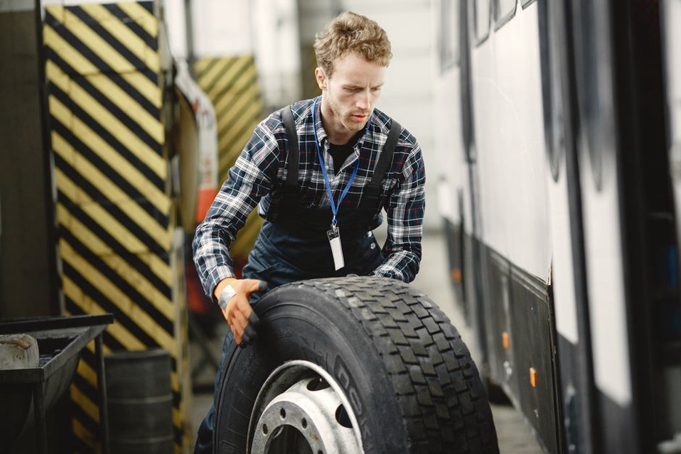 Read more about the article Maintenance des bus et trolleybus TCL : ce qui conditionne la disponibilité du parc