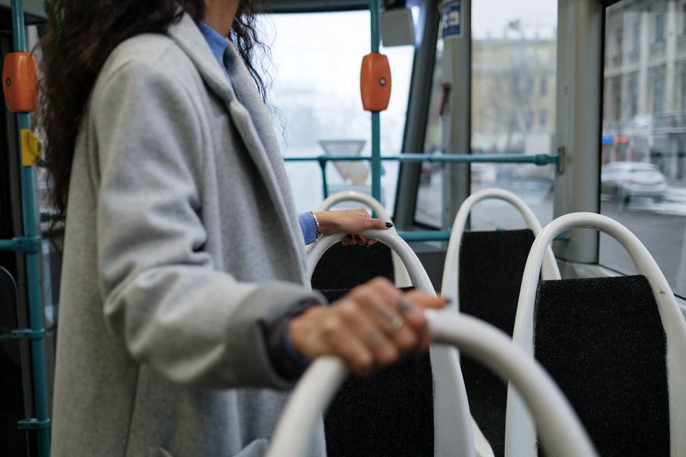 Barres d’appui et sièges près de la porte