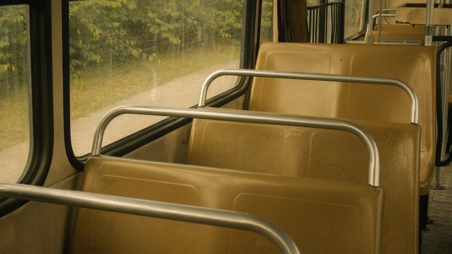 Barres de maintien et espace de circulation dans un bus