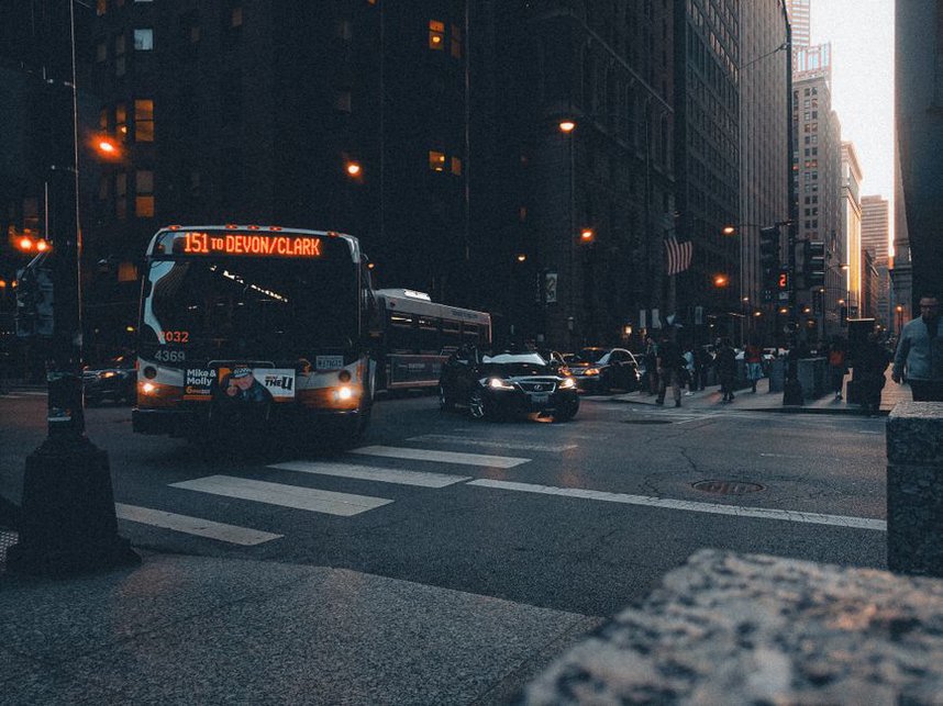 Un bus progresse dans la circulation urbaine