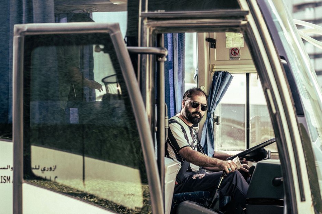 Conducteur au poste d’un bus électrique urbain