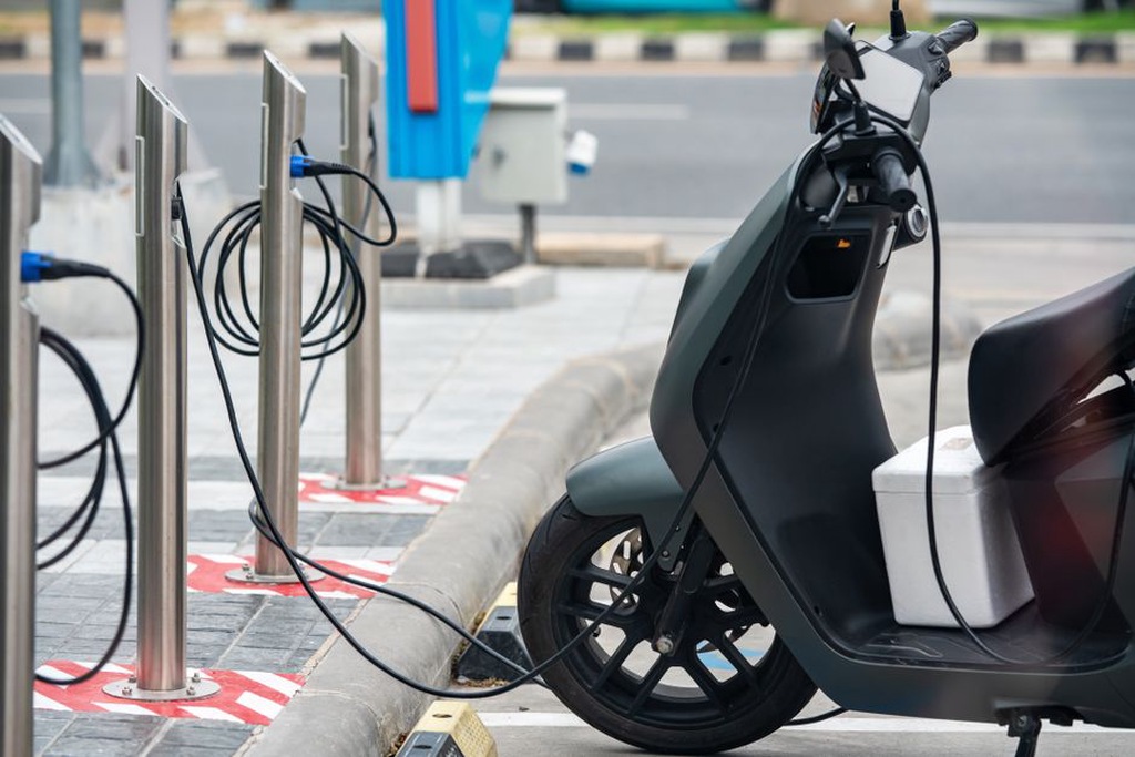 Un autobus électrique raccordé à sa borne au dépôt