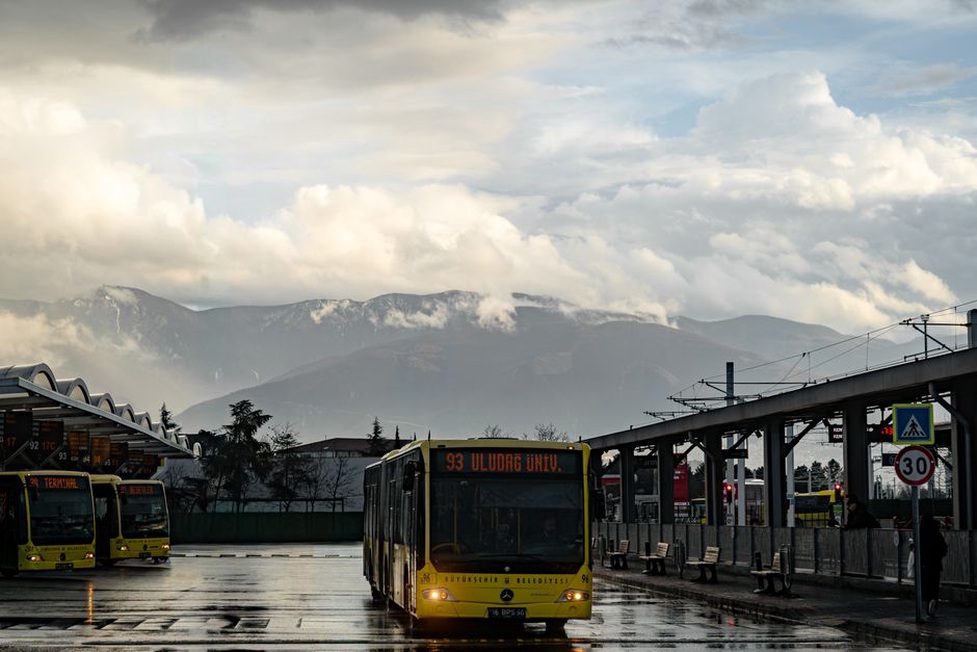 Recharge d’un autobus électrique au dépôt