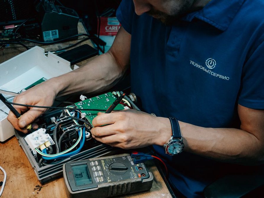 Contrôle d’un trolleybus dans un atelier de maintenance