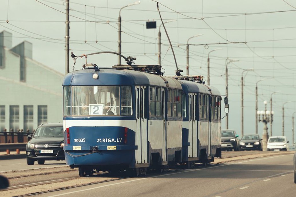 Un trolleybus circule sous la ligne aérienne