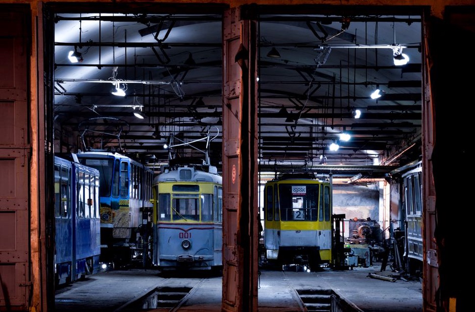 intérieur d’un dépôt lyonnais avec trolleybus Hess sous bifilaires