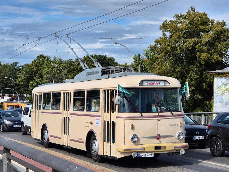 Un trolleybus historique dans les rues de Lyon