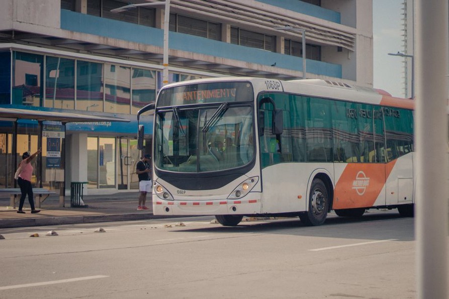 Read more about the article Iveco Bus : distinguer Urbanway, Crossway et autocars dans les réseaux lyonnais