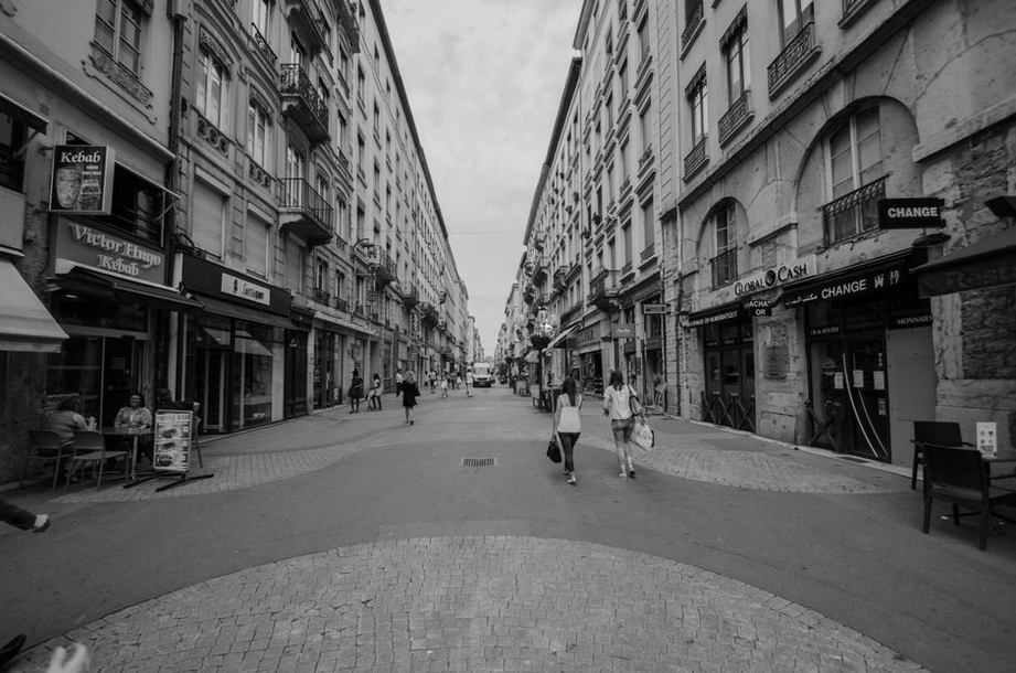 Un Urbanway dans la circulation urbaine lyonnaise