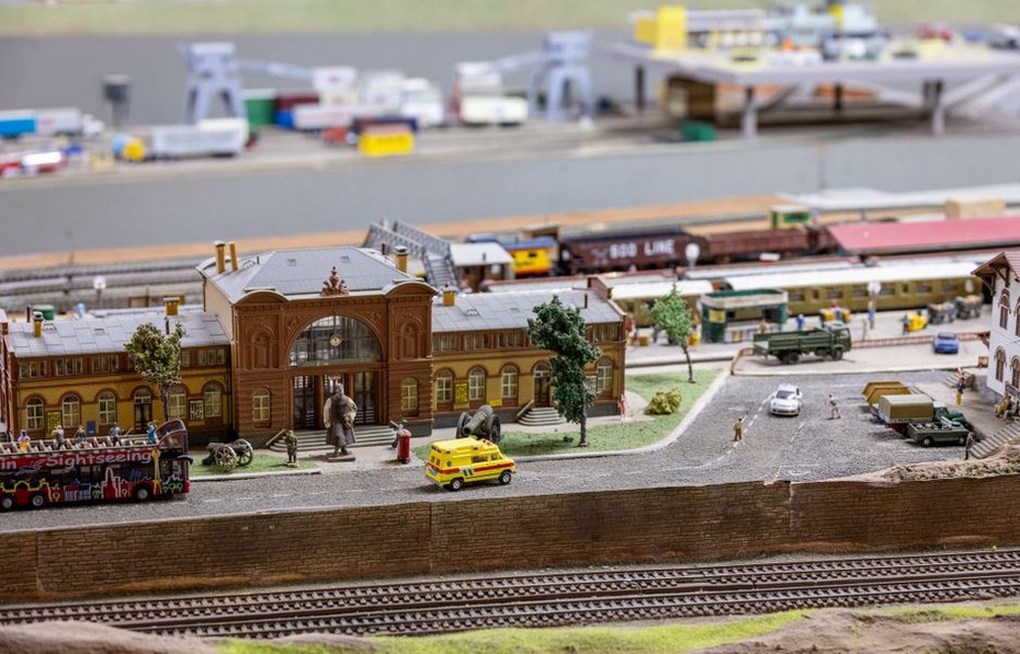 Scène urbaine miniature avec arrêt de bus