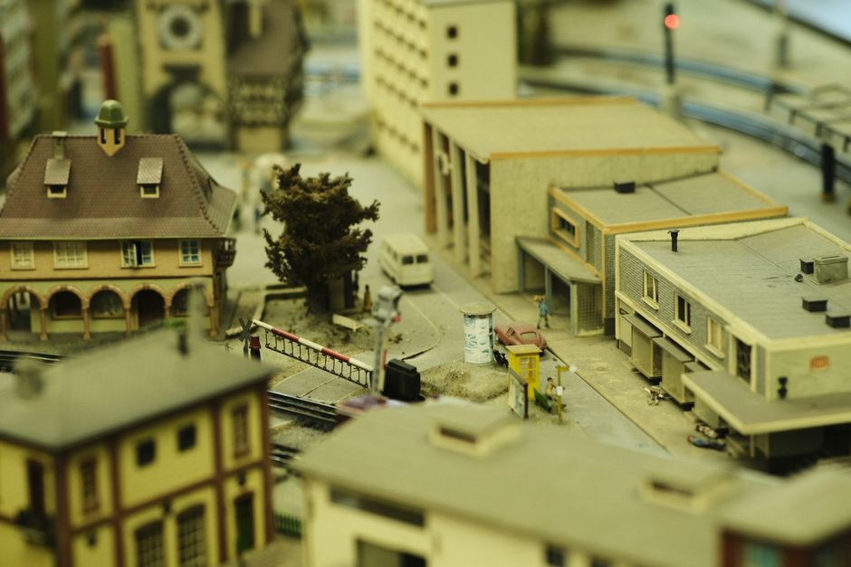 Un trolleybus miniature présenté sous une ligne de contact