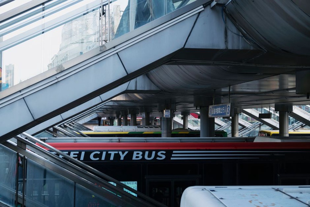 Read more about the article Commandes de bus TCL : ce qu’elles changent réellement dans le parc