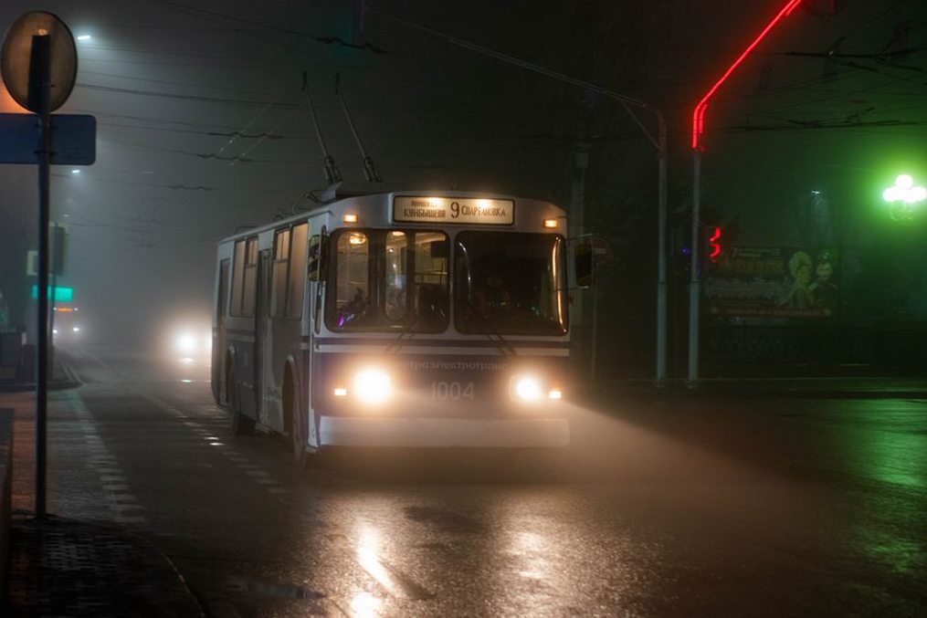 Trolleybus articulé en service sur boulevard urbain