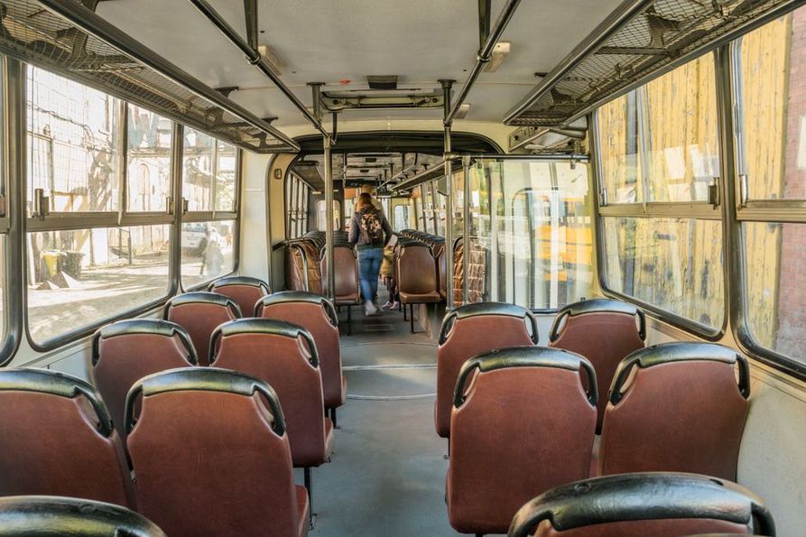 Intérieur moderne du trolleybus Cristalis