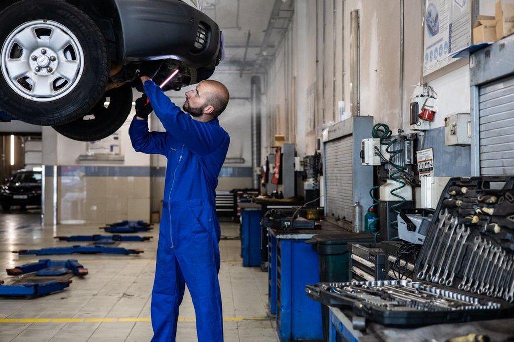 Contrôle technique d’un autobus dans un atelier