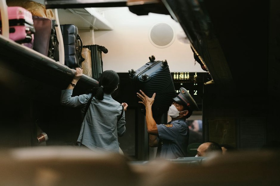 passagers des transports en commun échangeant avec le personnel