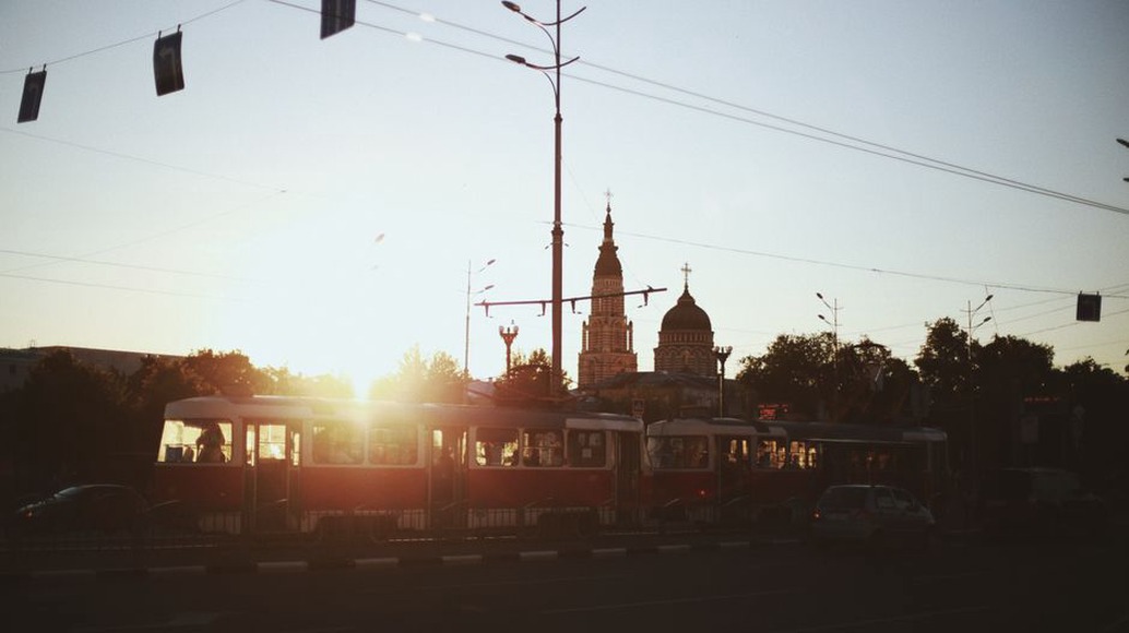 Trolleybus lyonnais sous une bifurcation de ligne aérienne