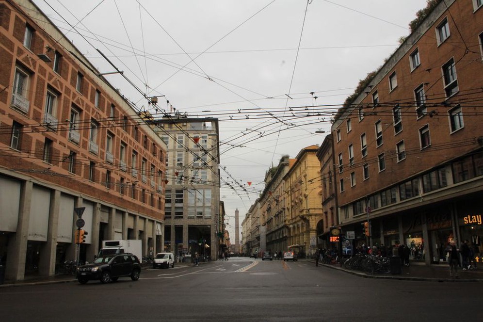 Les bifilaires accompagnent le parcours du trolleybus