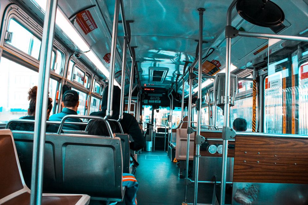 Occupation plus diffuse d’un autobus en journée