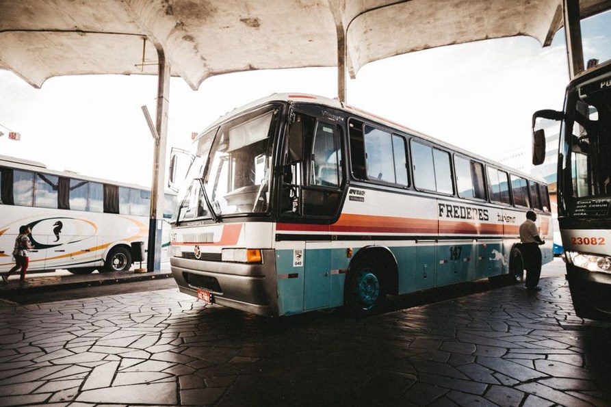 Files d’attente réparties entre plusieurs quais de bus
