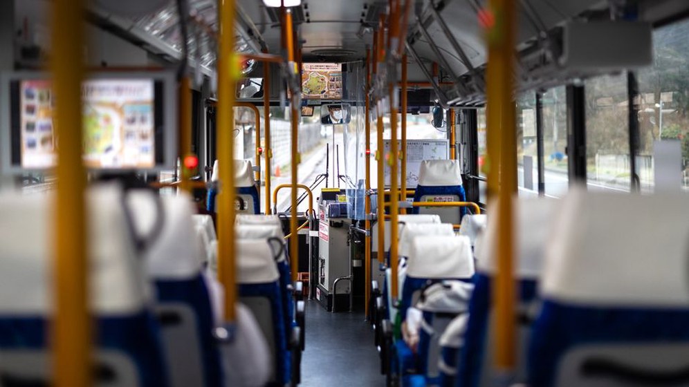 L’allée centrale se prolonge dans un bus articulé