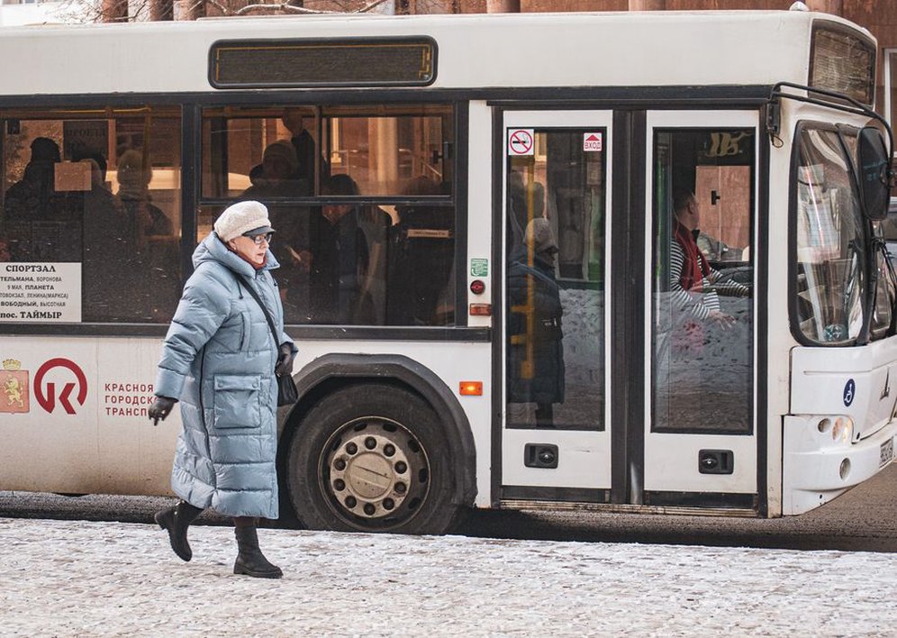 Profil d’un bus articulé à son arrêt
