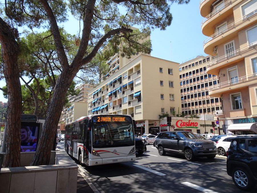Un bus articulé présente trois espaces à observer