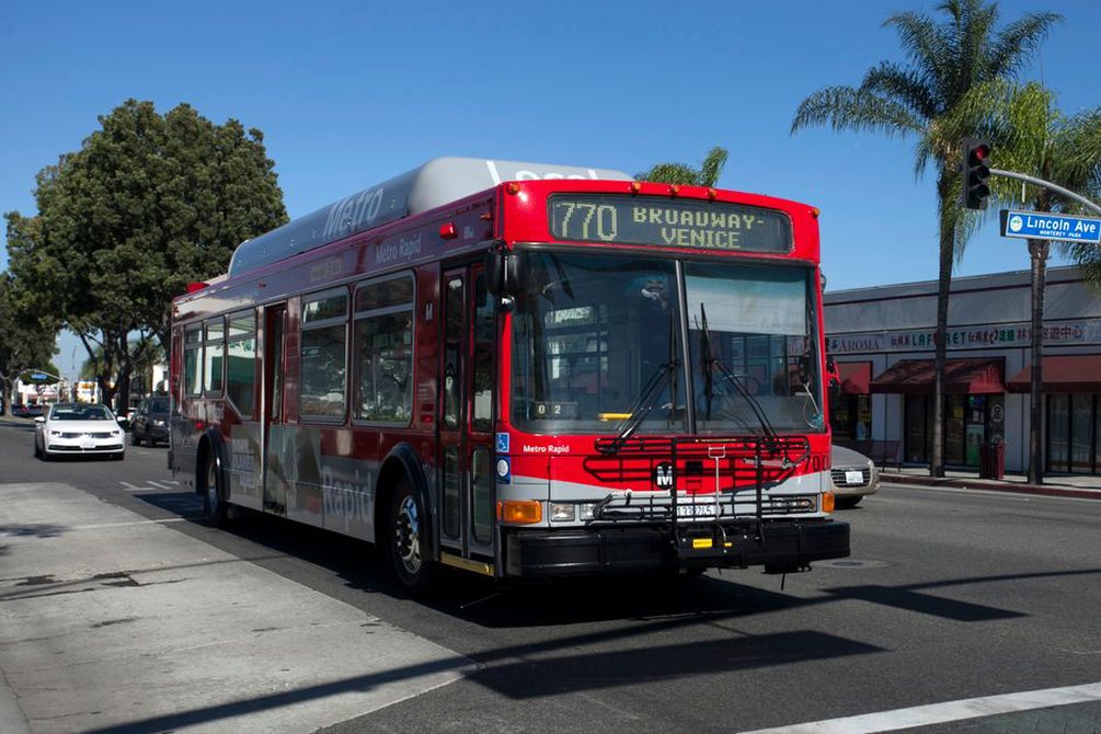 Numéro de ligne visible entre l’arrêt et le bus