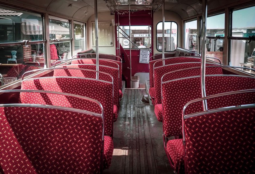 Allée et espace voyageurs d’un autobus à plancher bas