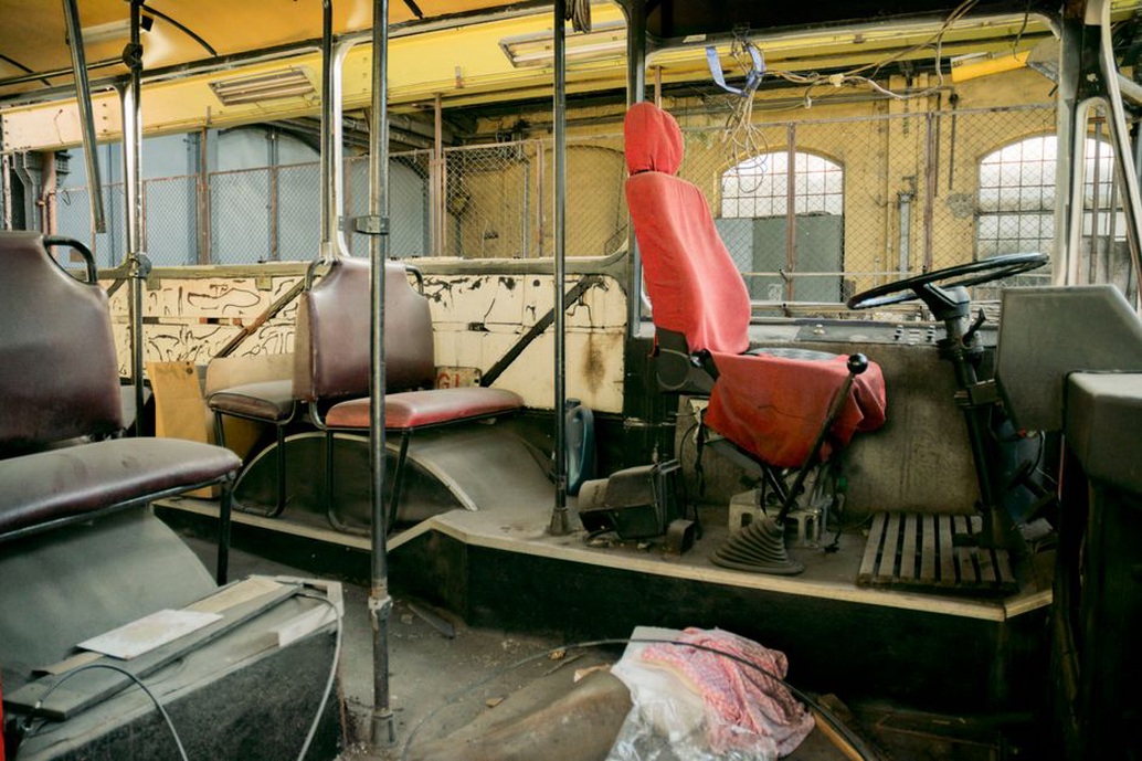 Un autobus immobilisé dans un atelier de maintenance