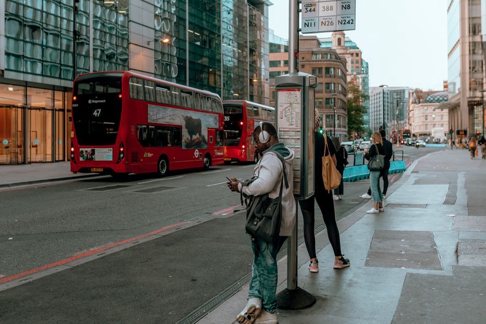 Des voyageurs montent dans un bus à un arrêt fréquenté