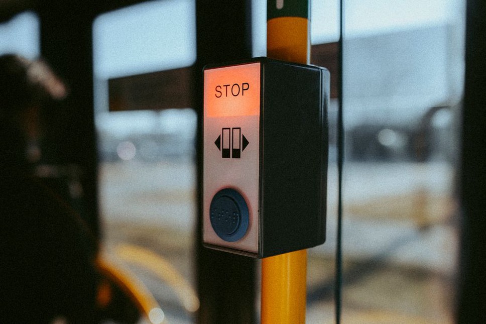 Horaires affichés à un arrêt de bus