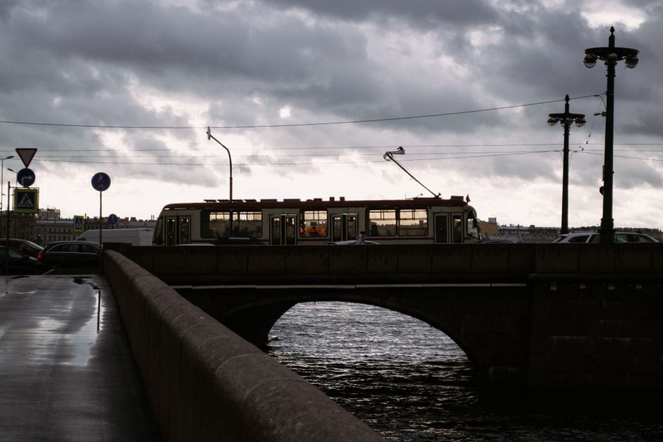 Trolleybus en circulation sous les fils de contact