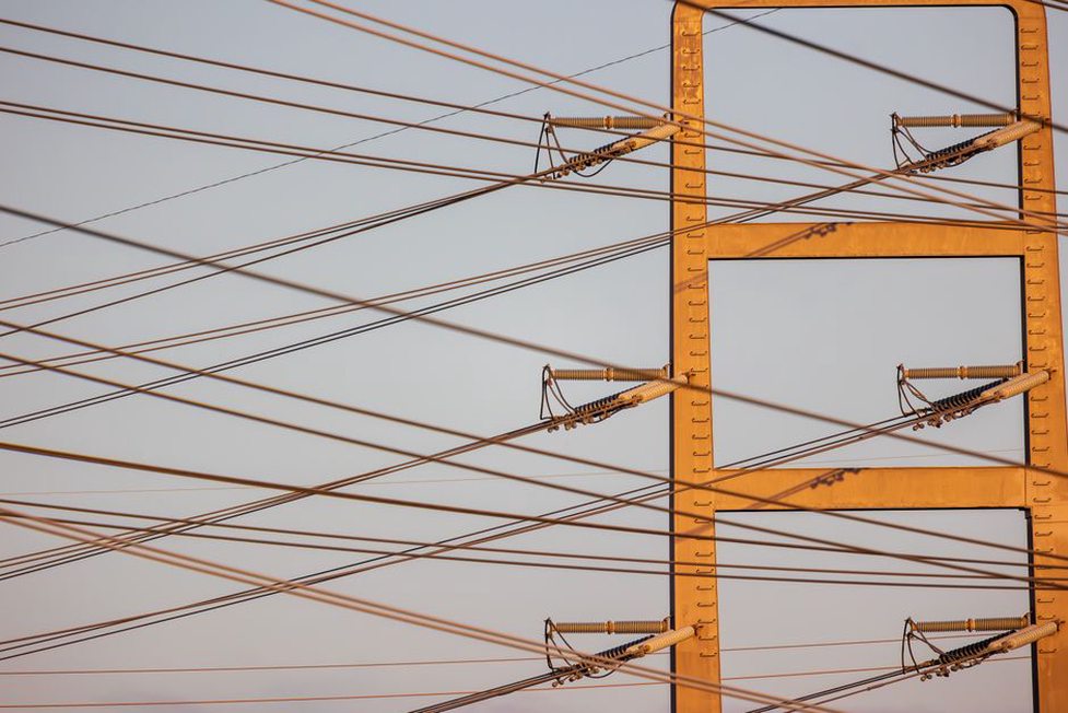 Trolleybus sous les fils de contact en ville