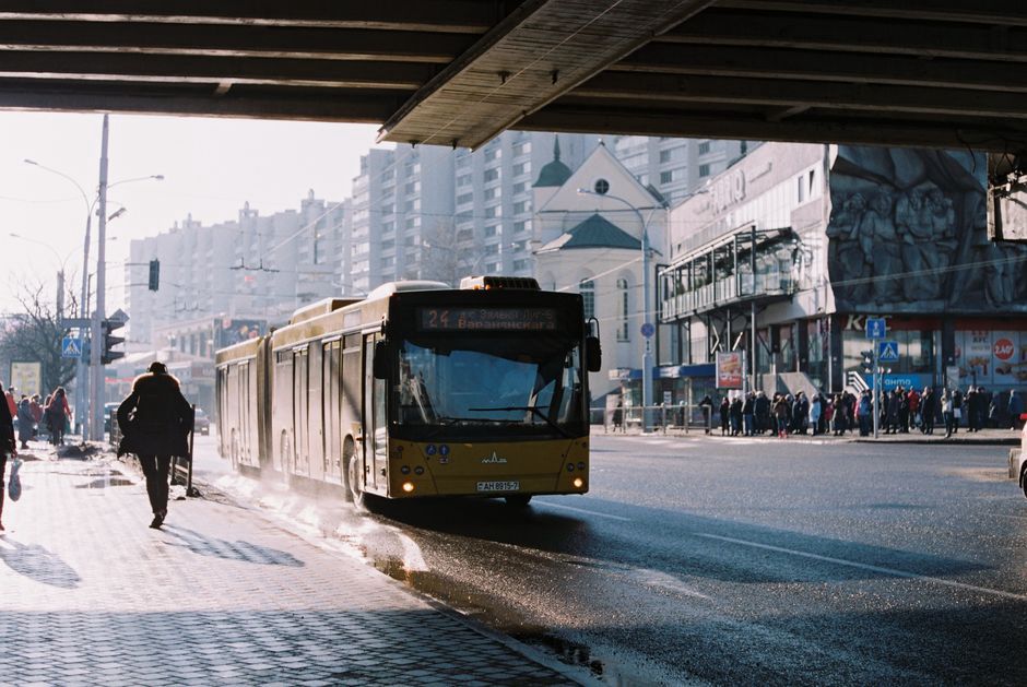 Trolleybus sous les fils à un arrêt urbain