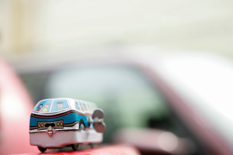 Détails latéraux d’une miniature photographiée avant la vente