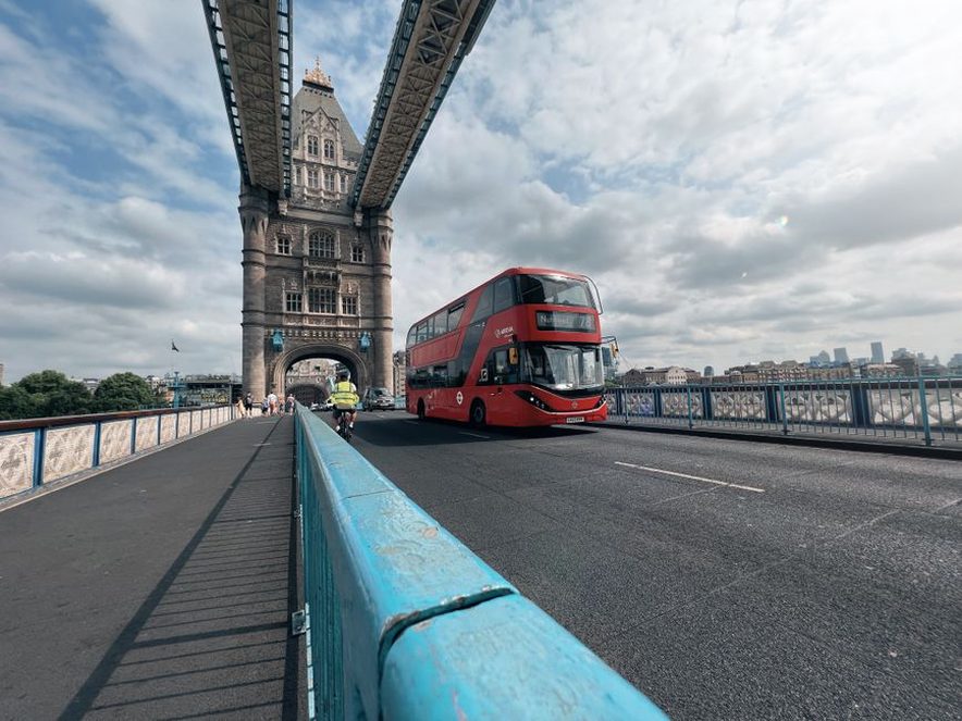 Un bus à impériale à l’approche d’un ouvrage urbain