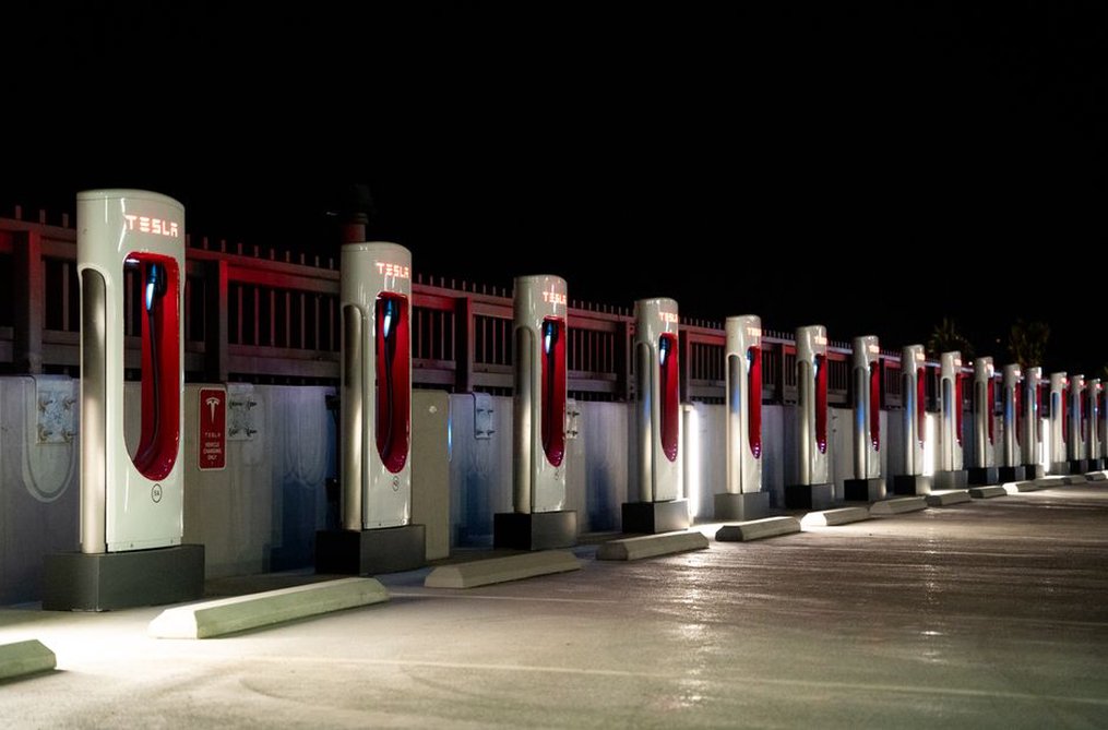 Recharge d’un autobus dans un dépôt en soirée